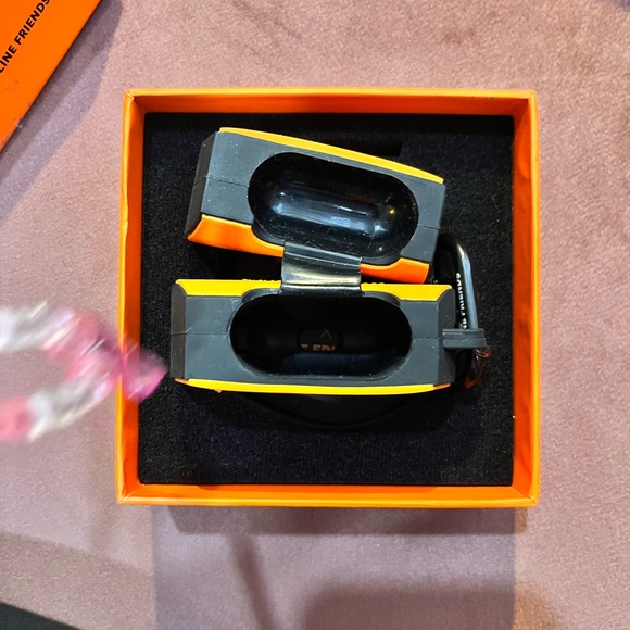 MAISON KITSUNE X LINE FRIENDS AIRPOD CASE - Picture 4 of 5